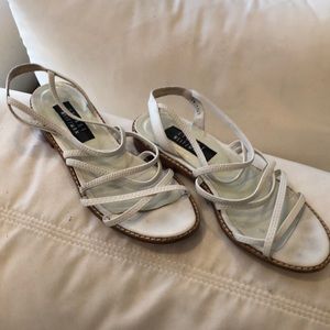 🦋Stuart Weitzman white leather cross straps low heel sandals